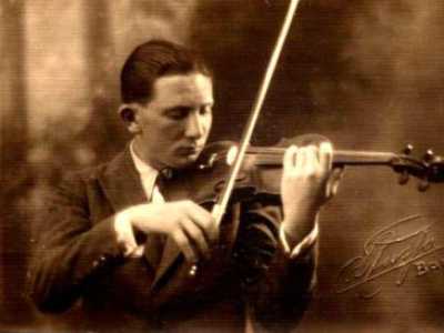 Diplomatosi con il massimo dei voti, Raffaele rimase nella citt� marchigiana come tirocinante di violino e spalla dell�orchestra del conservatorio, continuando a studiare composizione